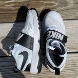 Nike Shoes | Boys Nike Team Hustle Db Sneakers | Color: Black/White | Size: 3.5bb
