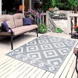Foundstone™ Abie Southwestern Indoor/Outdoor Area Rug Polypropylene in Gray/White, Size 72.0 W x 0.1 D in | Wayfair