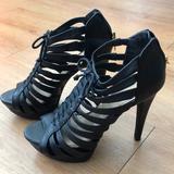Jessica Simpson Shoes | Strappy Leather Platform Sandals Nwot | Color: Black/Gold | Size: 7.5