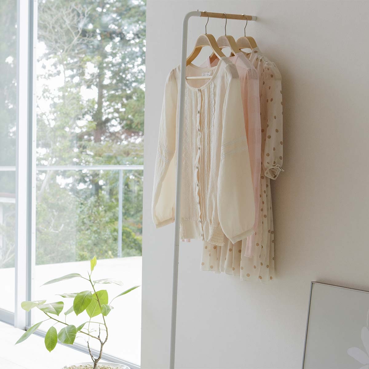 Yamazaki Home Garderobenständer zum Anlehnen Kleiderständer Japan Design weiß 38x160cm Image