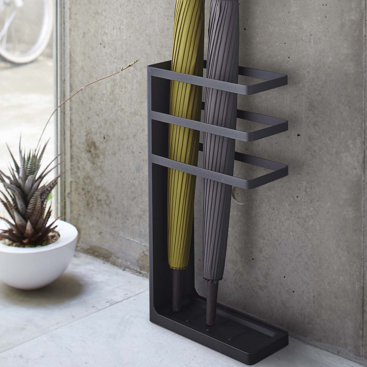 Yamazaki Schirmständer Regenschirmständer schwarz Metall schmal modern platzsparend 10x44x23cm "LAYER" Image