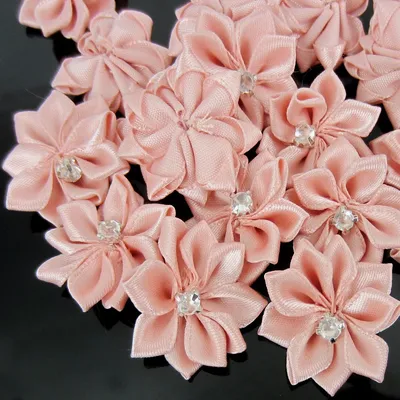Petites fleurs en satin ivoire faites à la main avec appliques en biscuits accessoires de couture