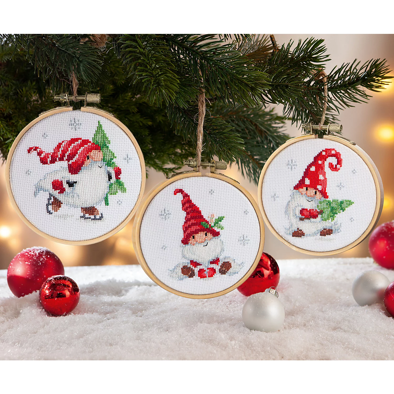 buttinette Tableaux miniatures à broder "lutins", 10 cm Ø, lot de 3