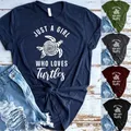 T-shirt manches courtes col rond femme estival et estival Just A Girl Love Turtle imprimé