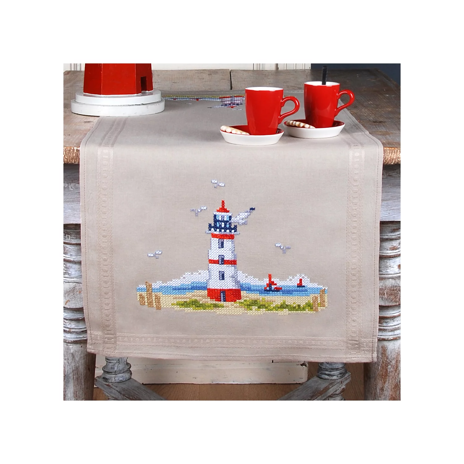 Chemin de table à broder "phare mer du nord