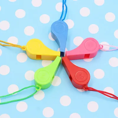 Sifflets en plastique colorés pour enfants jouets avec cordes basket-ball pom-pom girl 24