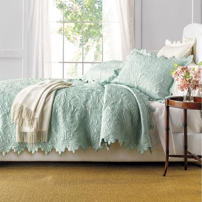 Victorian Aleah Scalloped Quilt Set