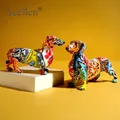 Figurine de chien teckel coloré peint décor à la maison cave à vin moderne décor de bureau
