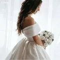 Lorie — Robe de mariée vintage en satin épaules dénudées avec longue traîne de couleur blanc