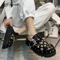 Mules noires en PU pour femmes chaussures punk à rivets en métal à enfiler plate-forme