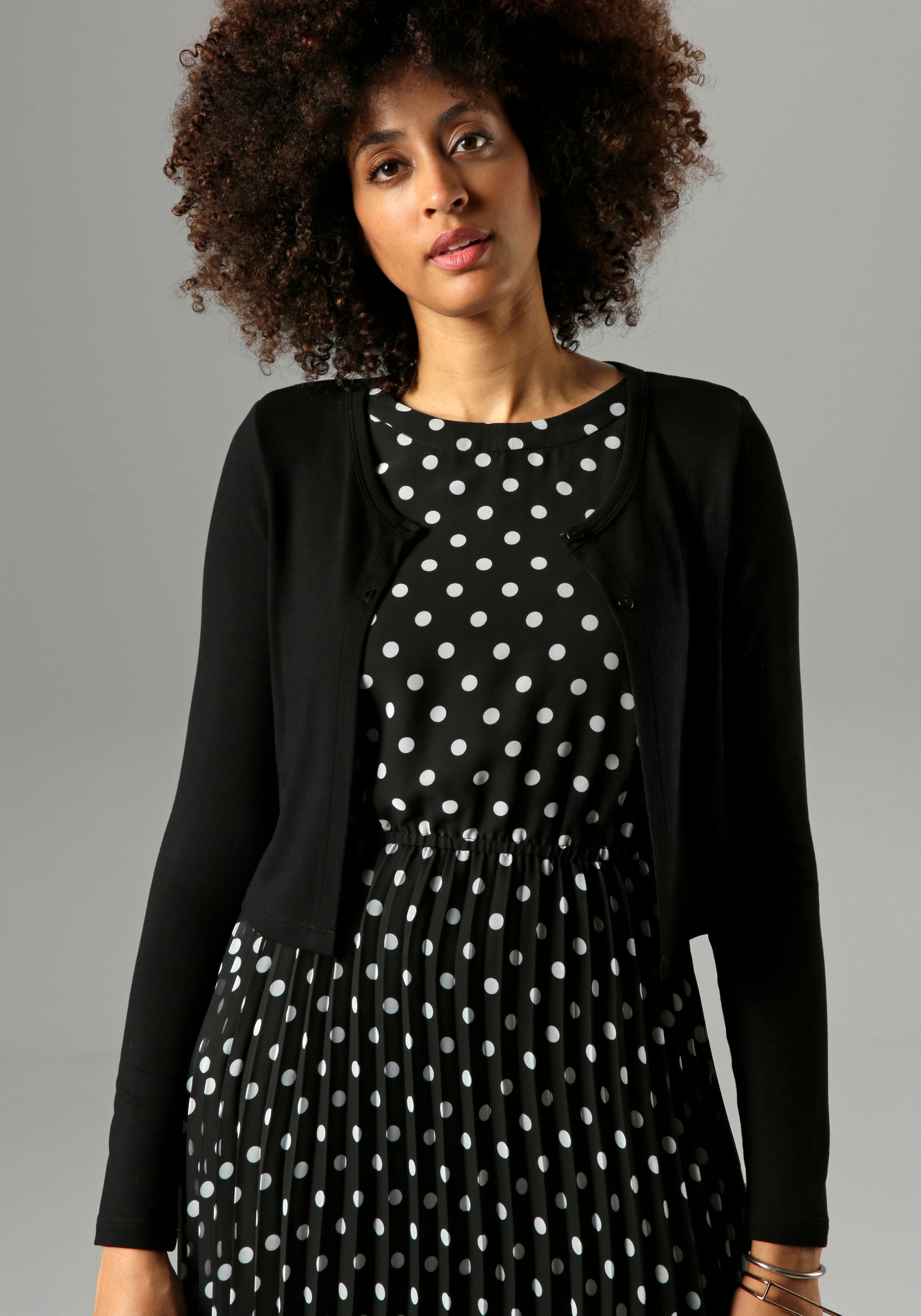 Bolero ANISTON SELECTED, Damen, Gr. 36, schwarz, Jersey, Obermaterial: 94% Viskose, 6% Elasthan, unifarben, Basic, figurumspielend taillenlang, Rundhals, Strickjacken, mit 2 Knöpfen Image