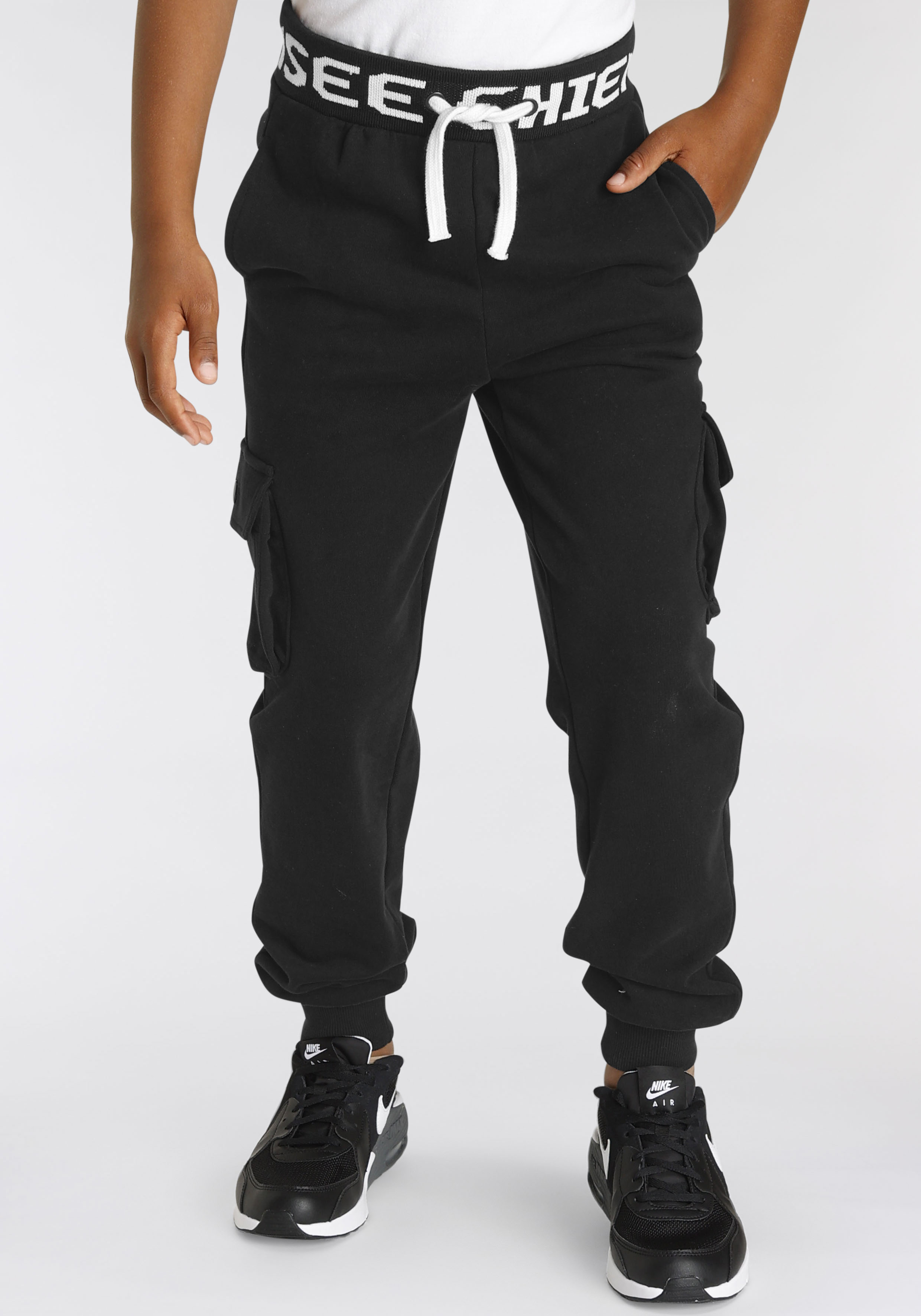 Sweathose CHIEMSEE "Jogginghose mit großem Logo im Bund", Jungen, Gr. 128/134, N-Gr, schwarz, Sweatware, Obermaterial: 100% Baumwolle, Basic lang, Hosen Image