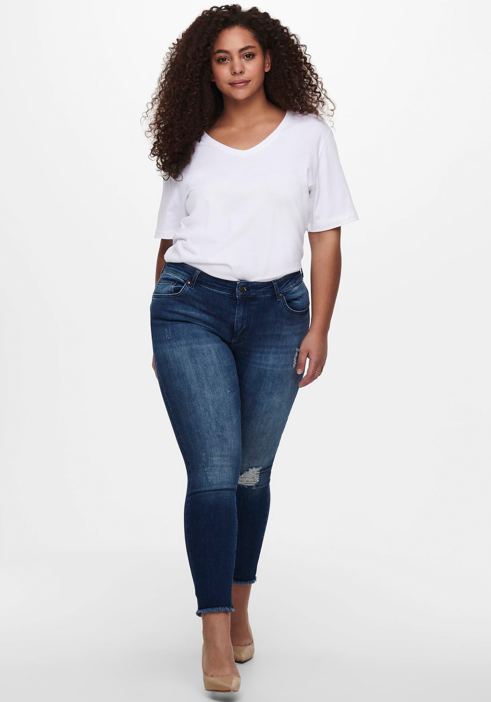 Skinny-fit-Jeans ONLY CARMAKOMA "CARWILLY REG SKINNY ANK JEANS", Damen, Gr. 54, Länge 32, blau (blau, used), Jeans, Obermaterial: 94% Baumwolle, 4% Polyester, 2% Elasthan, Destroyed-Effekte, knöchelfrei, Jeans, mit Fransensaum, Topseller