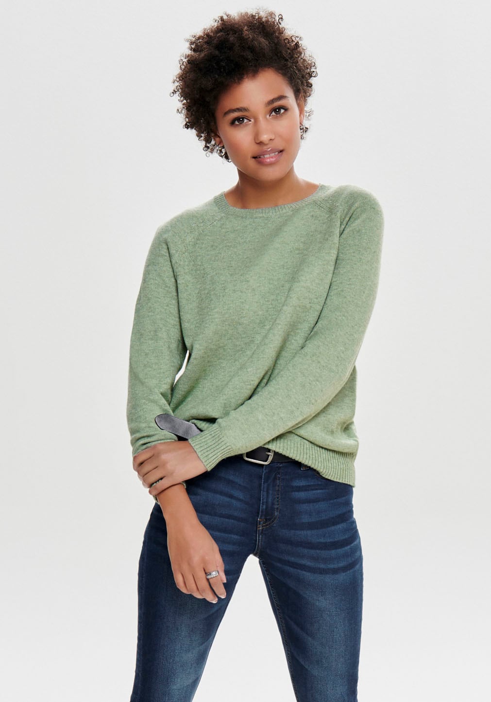 Rundhalspullover ONLY "ONLLESLY KINGS", Damen, Gr. S, grün (colorot basil melange), Feinstrick, Obermaterial: 50% Viskose, 27% Nylon, 23% Polyester, meliert, figurumspielend normal, Rundhals, Raglanärmel Rippstrickbündchen, Pullover...