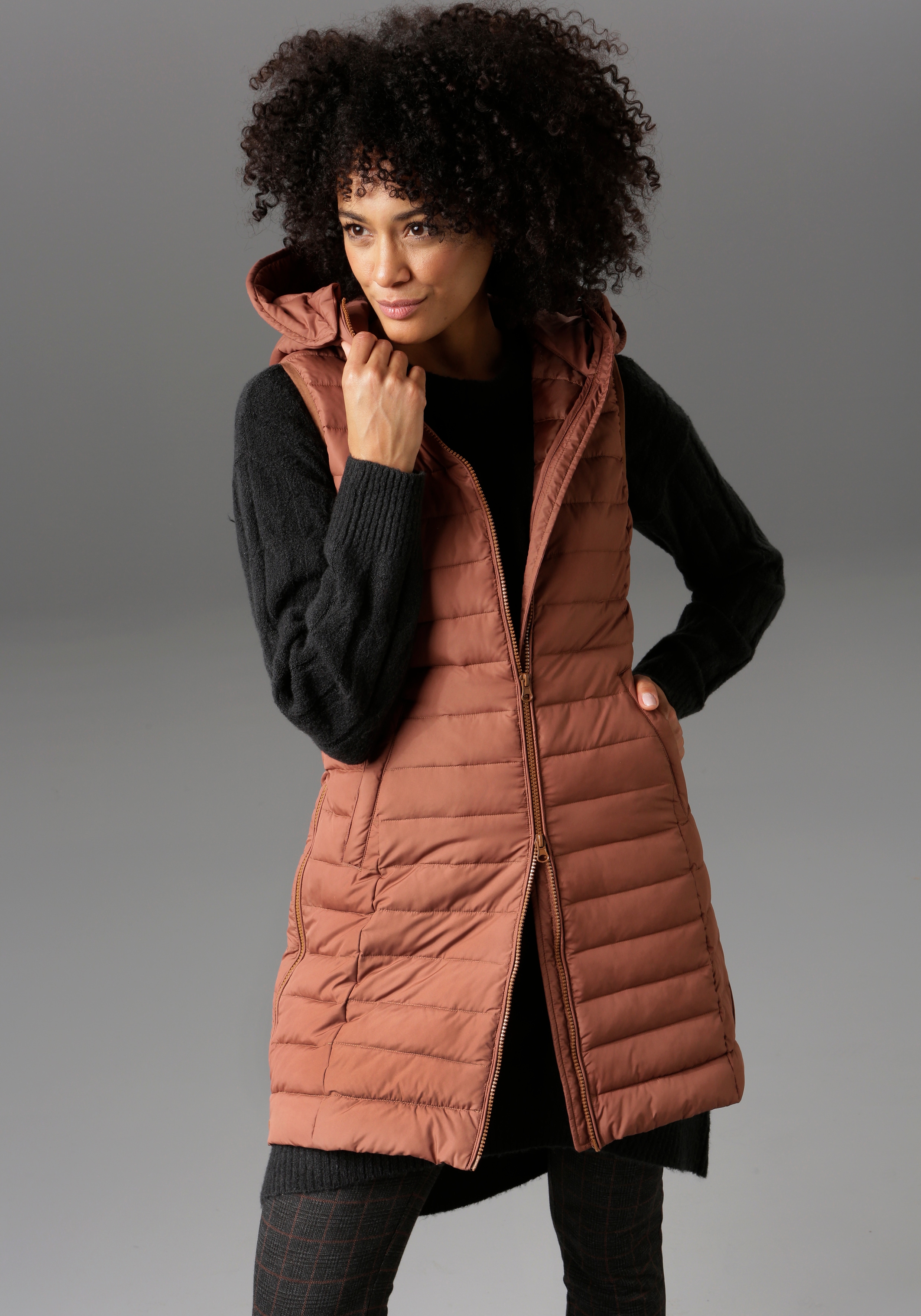 Steppweste ANISTON CASUAL, Damen, Gr. 44, braun (zimt), Steppware, Obermaterial: 100% Polyester. Futter: 100% Polyester. Wattierung: 100% Polyester, unifarben, figurbetont ca. Mitte Oberschenkel, Westen Steppweste, mit verstellbarer Kapuze Image