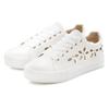 Sneaker LASCANA, Damen, Gr. 40, weiß, Obermaterial: 100% Lederimitat. Futter: 100% Lederimitat. Decksohle: 100% Lederimitat. Laufsohle: 100% Synthetik, unifarben, casual, Schuhe Sneaker, mit kleinen Cut-Outs, Schnürhalbschuhe, Freizeitschuhe VEGAN