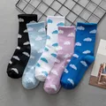 Chaussettes de skateboard bleu ciel pour femme petit nuage blanc frais chaussettes de marée de