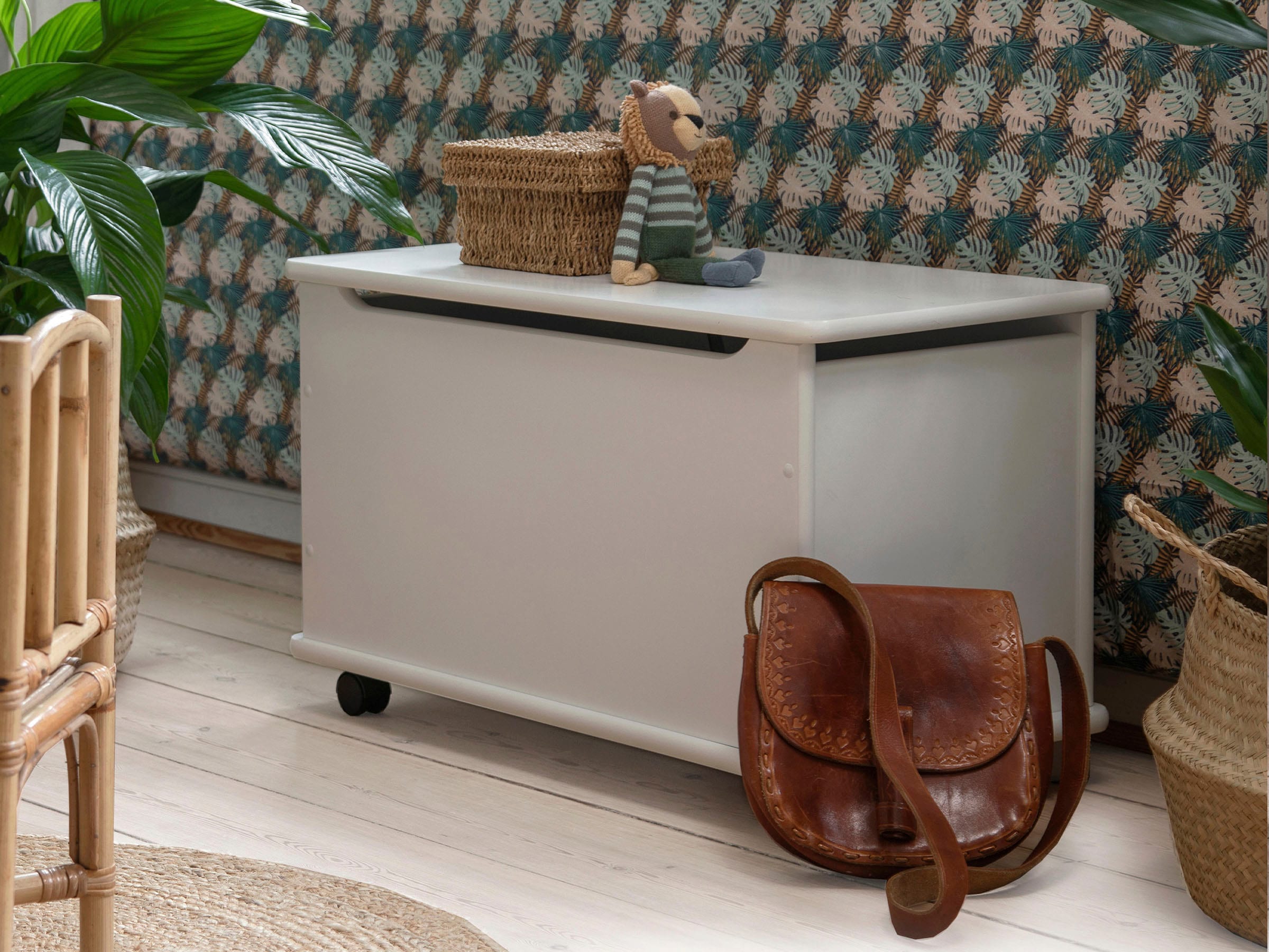 Truhe HOPPEKIDS, weiß, B:73cm H:45cm T:39cm, Massivholz, Truhen, Mit Sicherheitsverschluß für den Deckel für maximale Sicherheit