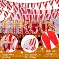 Banderole de fanion de fête sur le thème du carnaval guirxiété rayée en plastique rouge et blanc