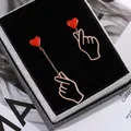 ChimKorean-Boucles d'oreilles coeur pour femme goujon asymétrique amour geste de la main collier