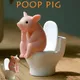 Figurine cochon de dessin animé ornement de bureau cochon assis sur les toilettes Animal