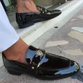 Mocassins en cuir noir brillant à boucle pour hommes chaussures provoqué de bureau et de carrière