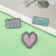 Broche en métal et émail rose avec poignée de jeu dessin animé mignon Design Game Over Love Badge