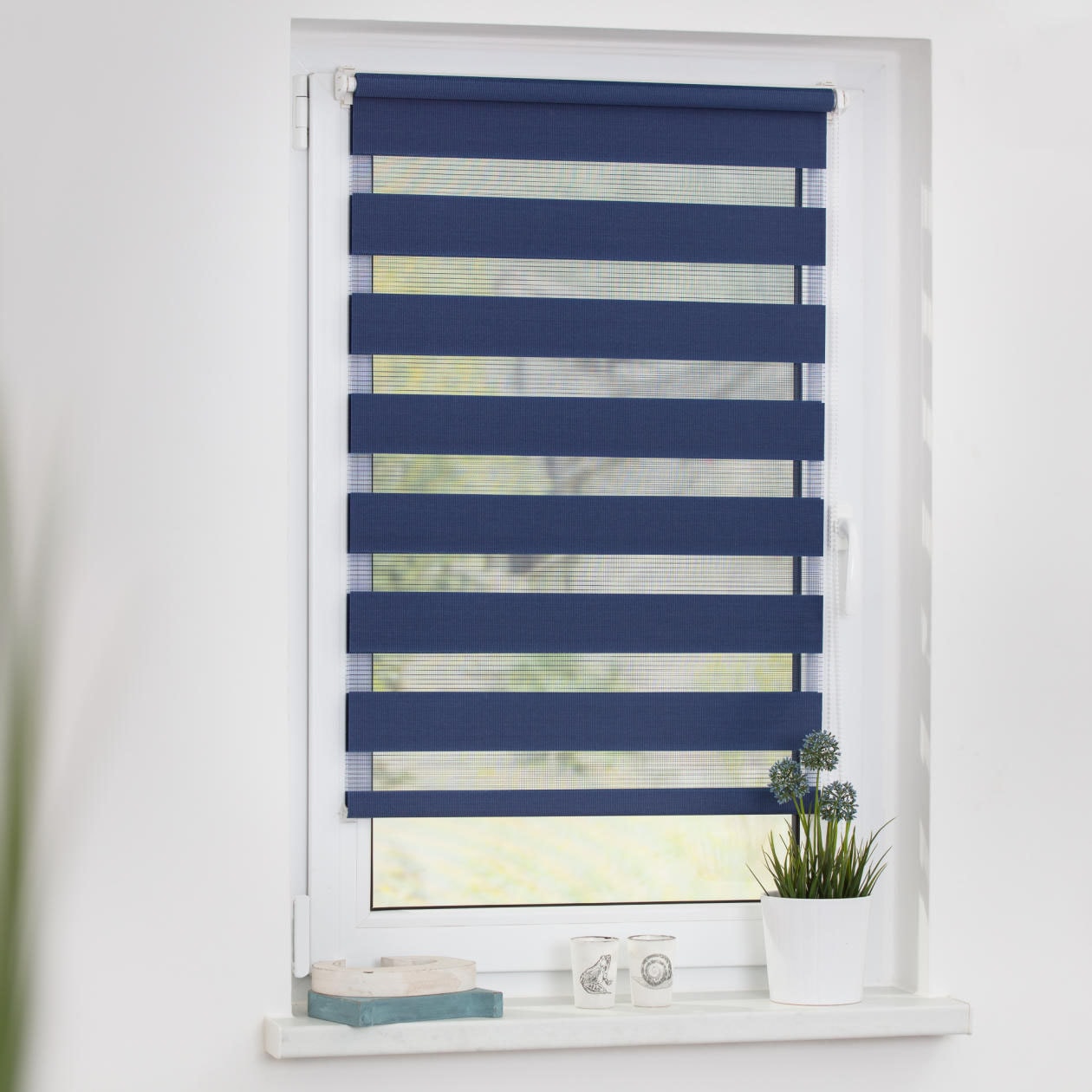 Doppelrollo LICHTBLICK ORIGINAL "Duo Rollo Klemmfix, ohne Bohren, verspannt", blau (blau, weiß), B:90cm H:150cm, Polyester, Rollos, Einfache Klemm-Montage ohne Bohren. Für Fenster & Türen geeignet.