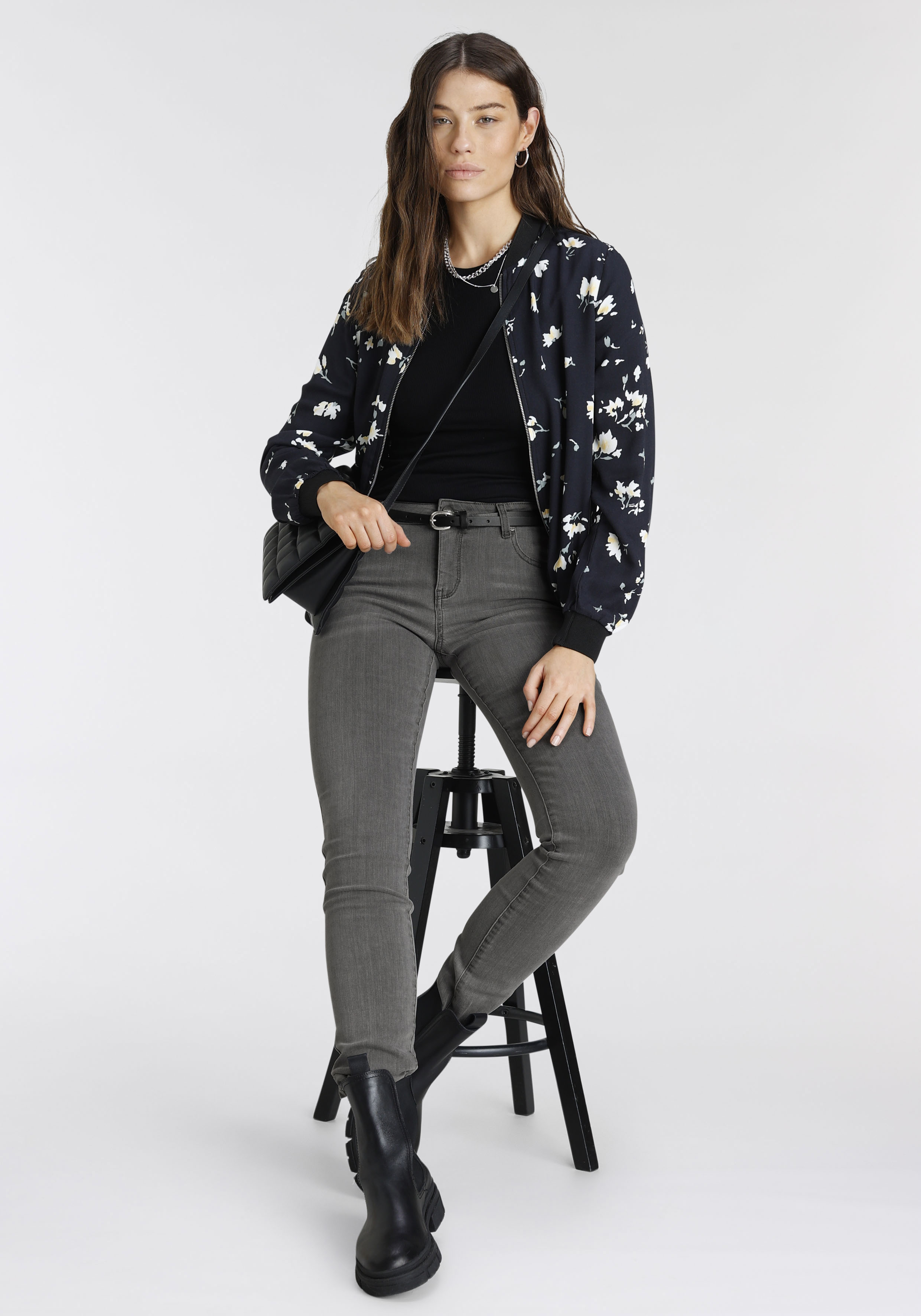 Skinny-fit-Jeans TAMARIS, Damen, Gr. 38, N-Gr, grau (light grau u), Denim/Jeans, Obermaterial: 74% Baumwolle, 24% Polyester, 2% Elasthan, skinny fit lang, Jeans, schmale Beinweite, mit Gürtelschlaufenbund, mit Metallreißverschluss