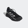 Wanderschuh ADIDAS TERREX "TERREX VOYAGER 21 TRAVEL", Gr. 44,5, schwarz-weiß (core schwarz, chalk weiß, grau two), Synthetik, Textil, sportlich, Schuhe