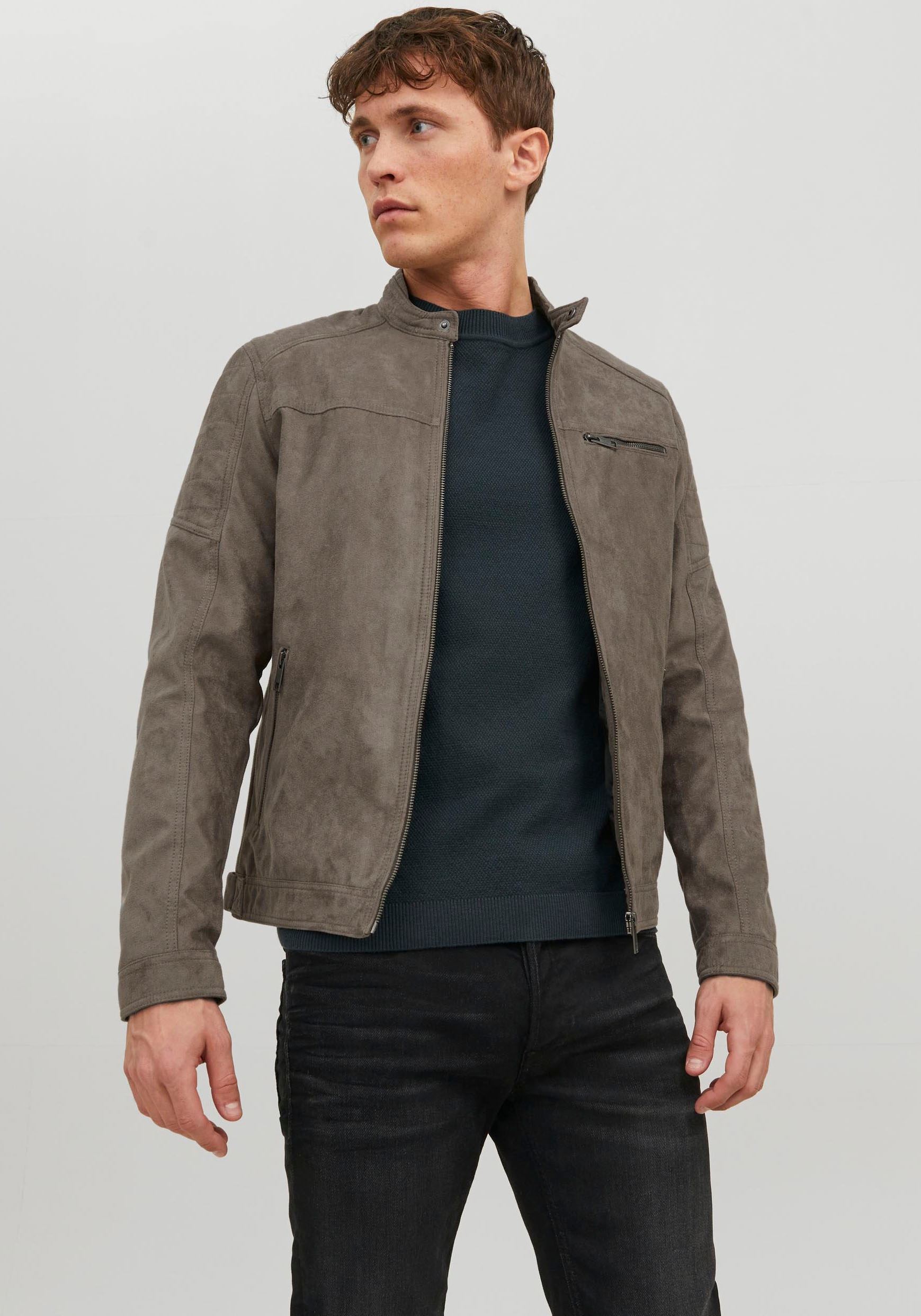 Lederimitatjacke JACK & JONES "JJEROCKY in Kunstlederoptik mit Reißverschlusstaschen", Herren, Gr. S, grün (falcon), Web, Obermaterial: 100% Polyester, unifarben, slim fit normal, Jacken, unifarben, modisch, regular fit, Lederimitat