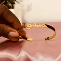 Benutzer definierte arabische Name Armbänder für Frauen personal isierte Edelstahl Name Armband