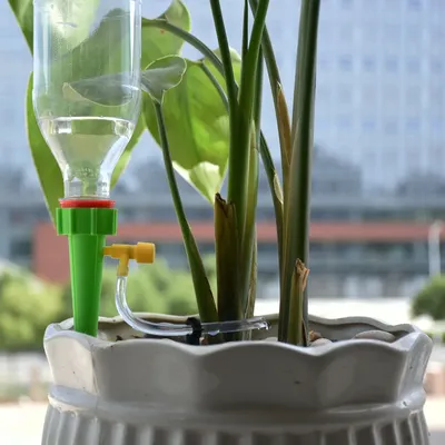 Drip Irrigation Automatic Plant Flowerpot Waterers System Adjustable Drip Water Spikes Taper Plants Pot Watering Coke Bottles