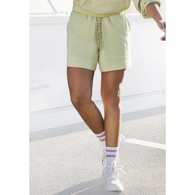 Sweatshorts FCUK, Damen, Gr. 32/34, N-Gr, grün (pistazie), Sweatware, Obermaterial: 60% Baumwolle, 40% Polyester, modisch, lässig geschnitten kurz, Hosen, mit Längsteilungsnaht und Logoschriftzug, Loungewear Image