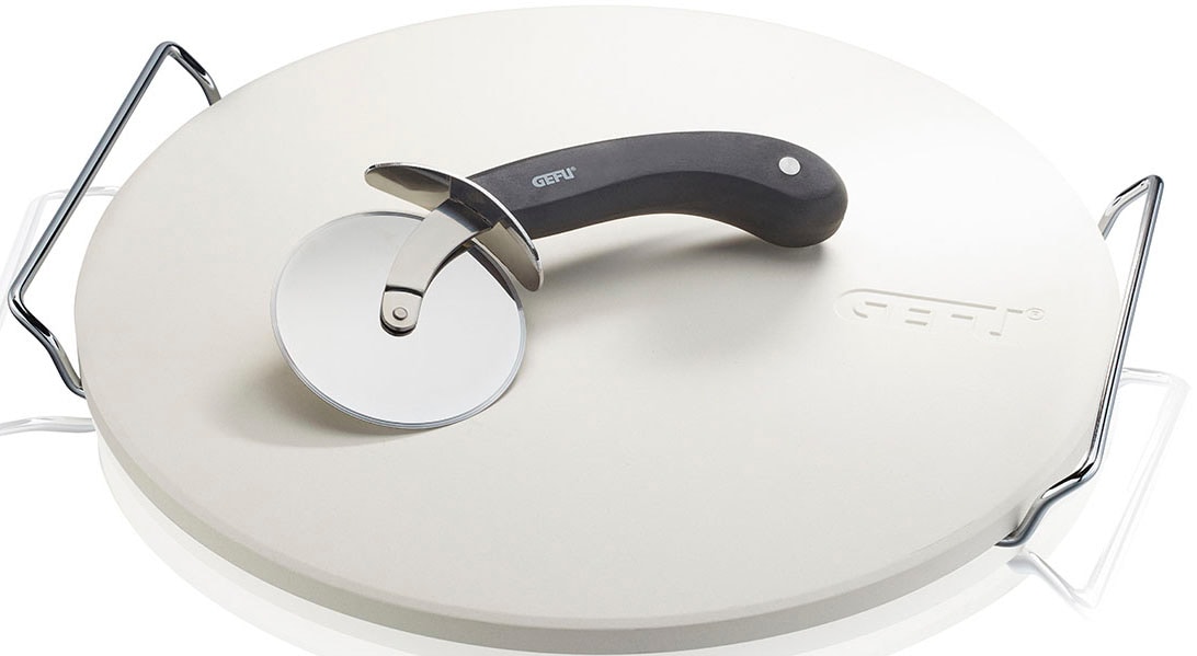 Pizzastein GEFU "+ Pizzaschneider DARIOSO", beige (creme weiß), H:1cm Ø:33cm, Edelstahl, Keramik, Kunststoff, Backbleche, speichert die Hitze gleichmäßig und über einen langen Zeitraum