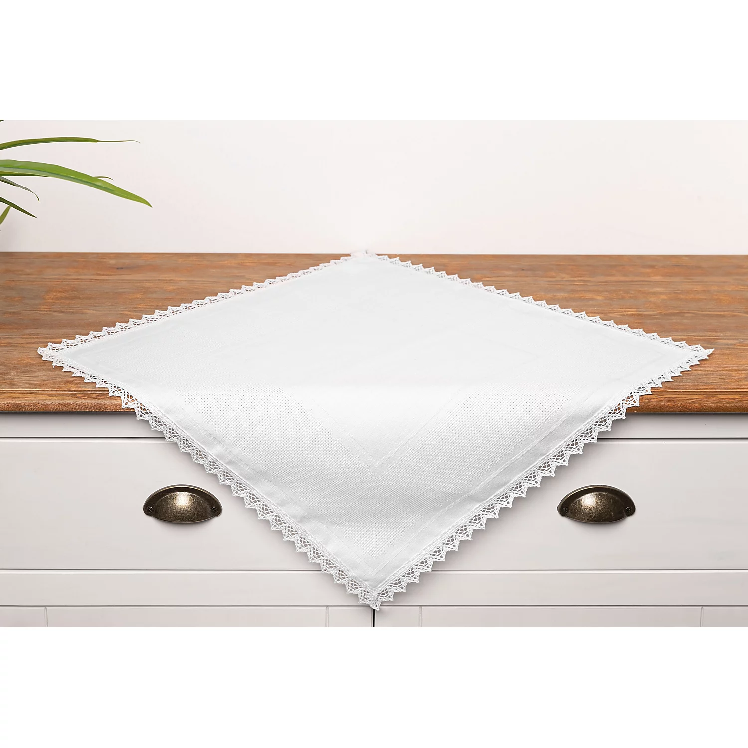 Stickmitteldecke mit Spitze Image