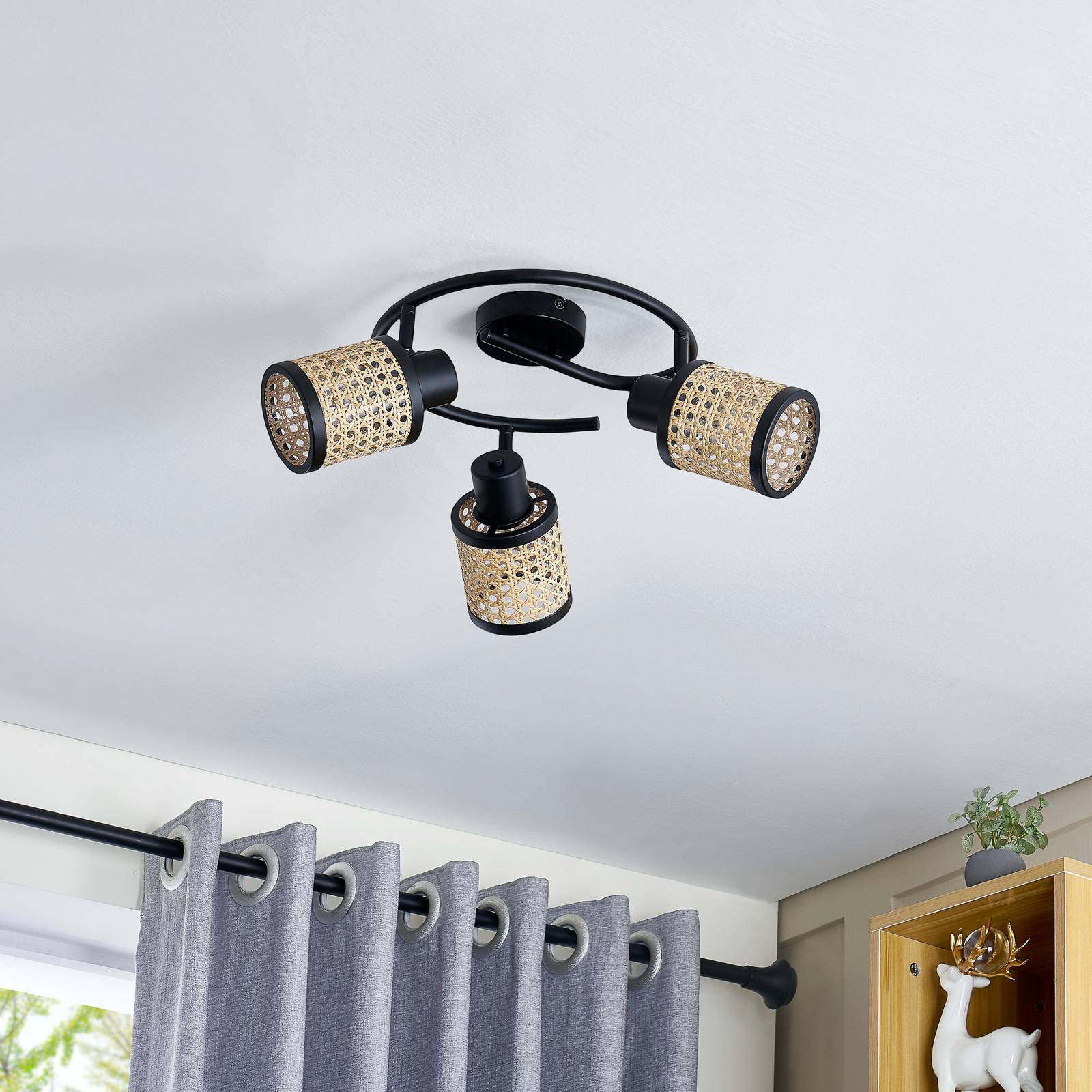 Lindby Spot Yaelle, Ø 30 cm, 3-flg., Rattan, schwarz, E27 Yaelle Lindby, dimmbar, Holz hell, für Wohn- / Esszimmer, Holz, Skandinavisch, Strahler