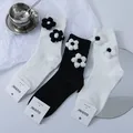 Calze in bianco e nero calze da donna in cotone calze a maglia fiori dolci INS calze fatte a mano