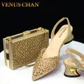 Venus Chan scarpe con tacco basso per donna Set di scarpe e borse a punta Color oro con strass