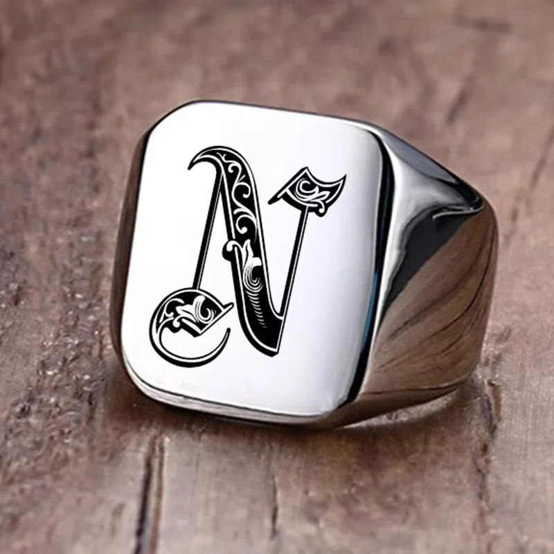Vnox Retro Iniziali Anello con sigillo per uomo 18mm Bulky Heavy Stamp Fascia maschile Lettere in acciaio inossidabile Gioielli personalizzati Regalo per lui