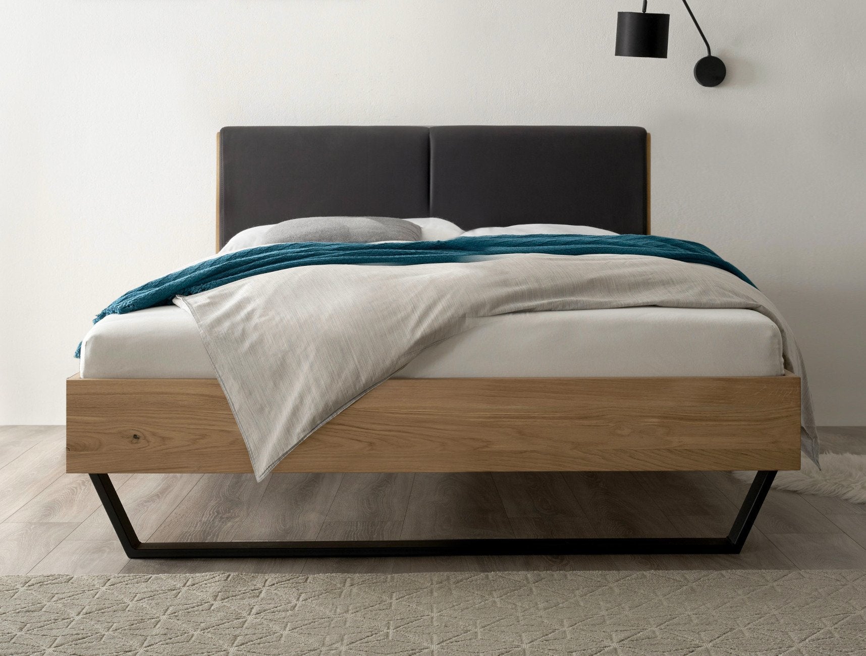 Schwebebett 140x200 Eiche massiv mit Metallkufen KE140