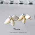 Yhpup Moda Conchiglia Naturale Fiore Orecchini con perno Dichiarazione Perle Simulate Piccoli Gioielli Chic per Le Donne Aros Mujer Oreja Regalo