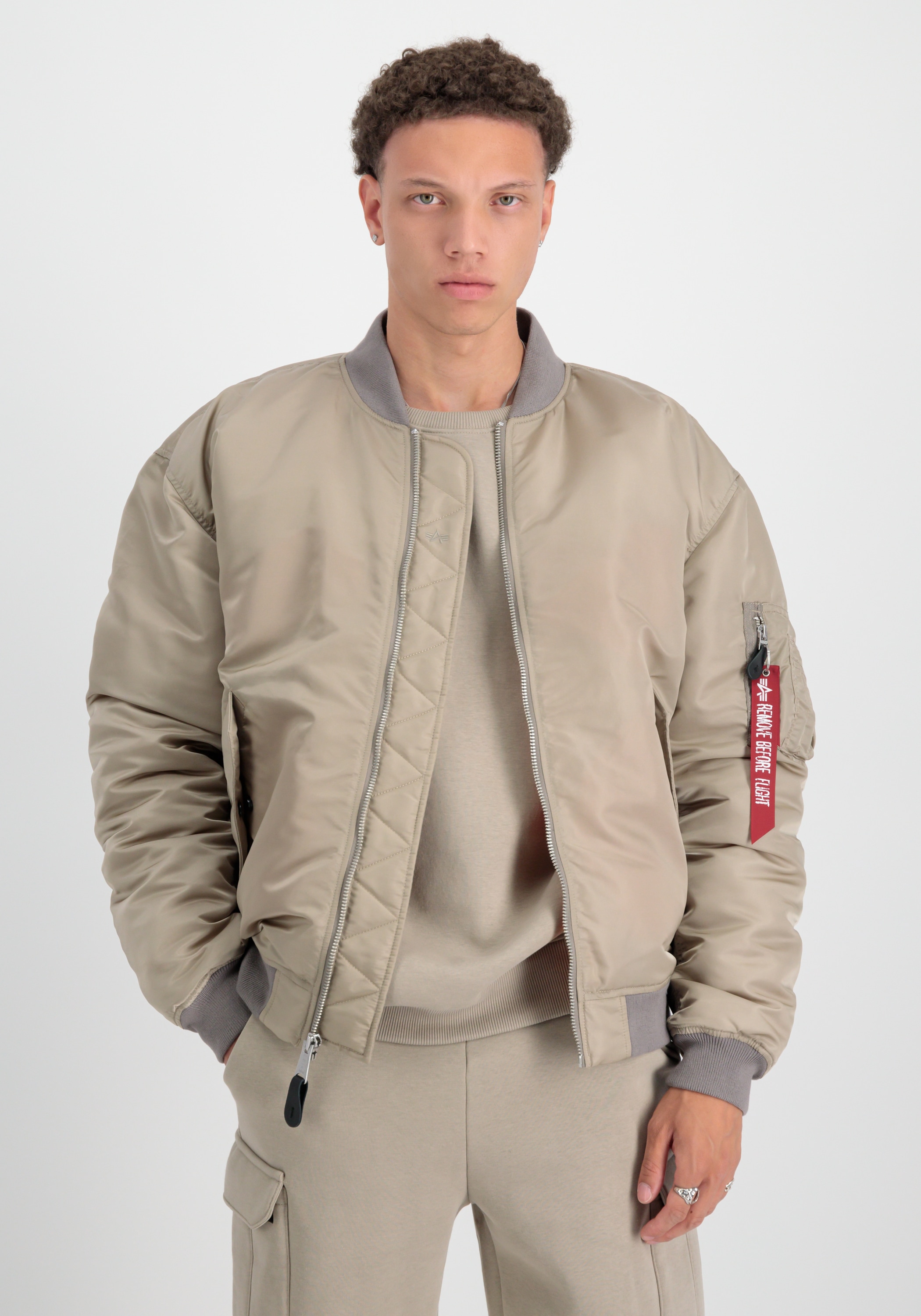 Bomberjacke ALPHA INDUSTRIES "MA-1 CS", Herren, Gr. XL, beige (vintage sand), Obermaterial: 100% Nylon; Futter: 100% Nylon; Füllung: 100% Polyester, Jacken Bomberjacke