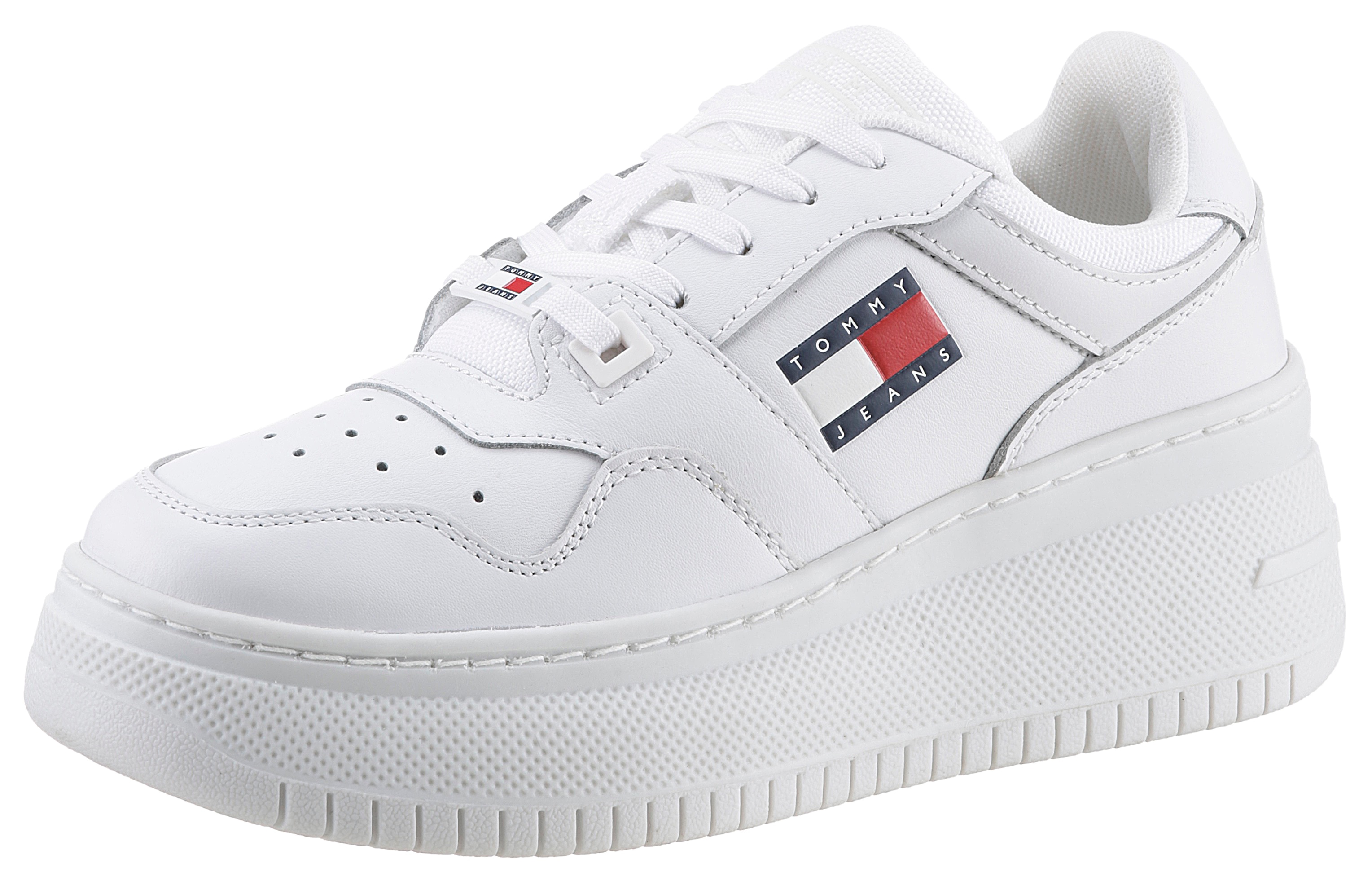 Plateausneaker TOMMY JEANS "TJW RETRO BASKET FLATFORM ESS", Damen, Gr. 42, weiß, Leder, Lederimitat, Textil, Schuhe Plateausneaker, mit Logoschriftzug in der Sohle, Freizeitschuh, Halbschuh, Schnürschuh