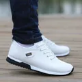 2021 scarpe eleganti da ragazzo bianche in Pu moda per il tempo libero Plus Size Sneakers da uomo in