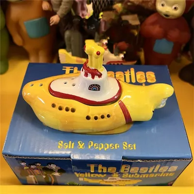 Gift box 8*5cm ceramics Yellow color submarine salt and pepper pot set toy cartoon Action figure jar