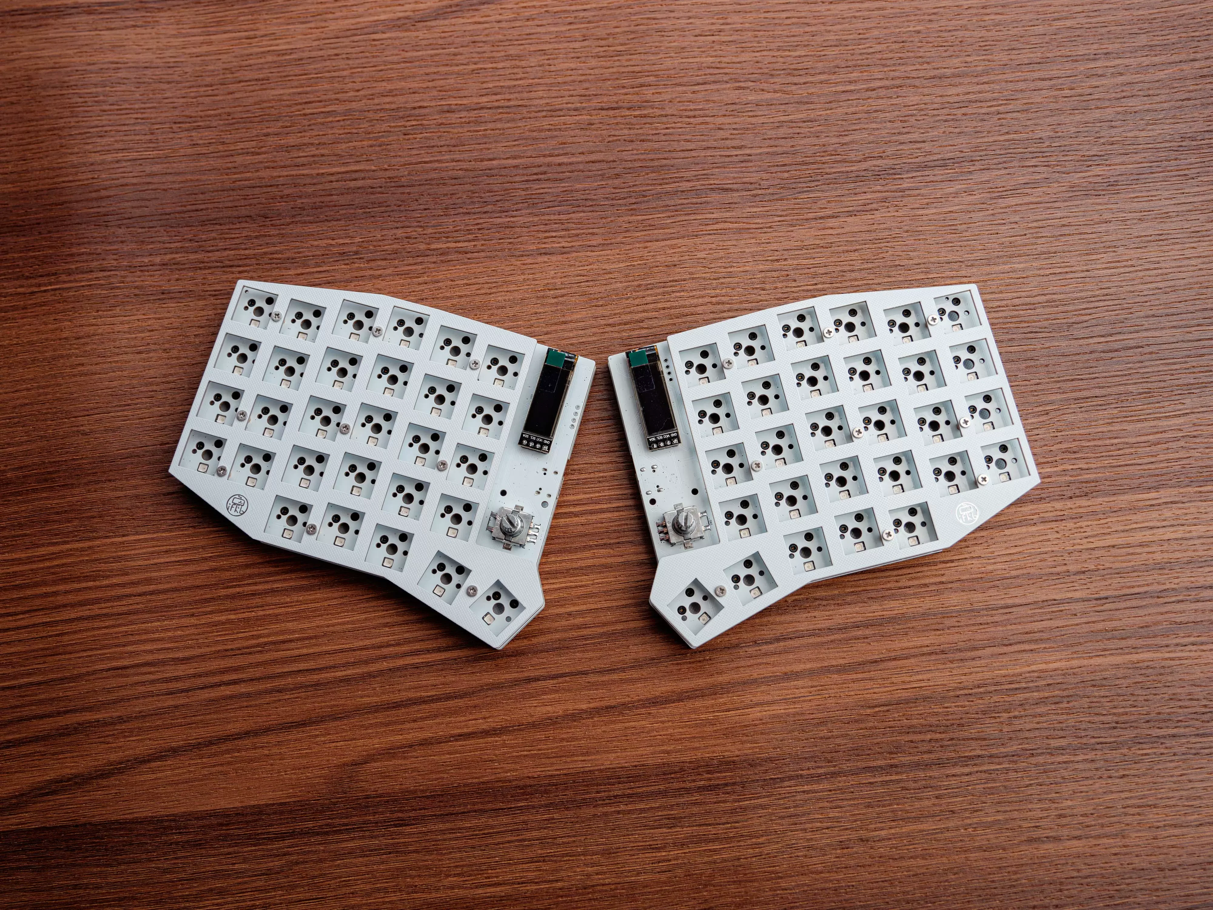 VIAL Programmierbares Split-Tastatur-Set mit RGB, Hotswap, Ergonomisch, Kabelgebunden, mit Drehknopf und Display für MX Mechanische Schalter Image