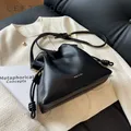 Borsa a tracolla piccola vintage da donna Borse e portamonete in pelle di design di tendenza invernale 2025 Piccola borsa a secchiello a tracolla semplice