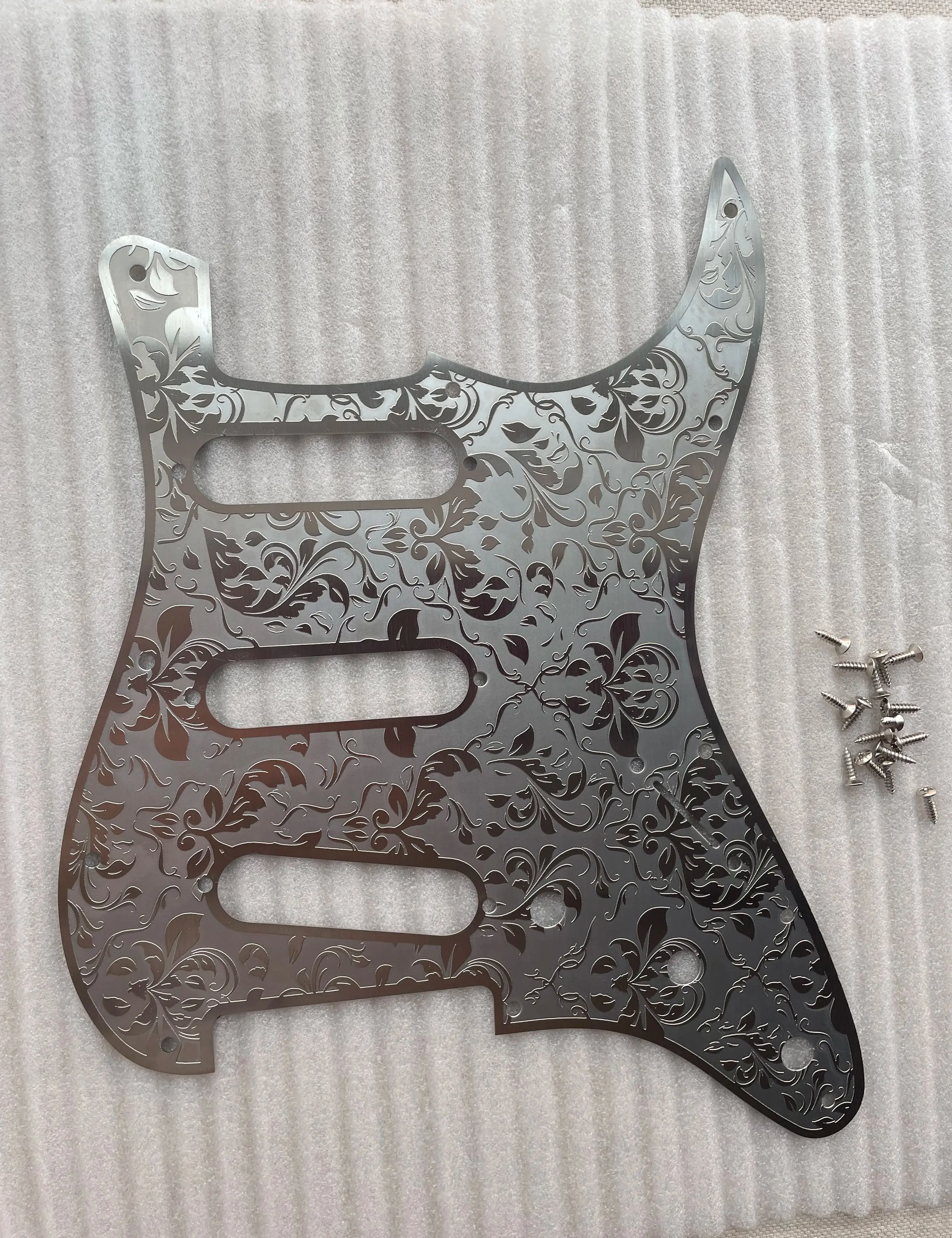 Costom Battipenna in metallo 11 fori Battipenna per chitarra elettrica a 3 strati Modello intagliato Piastra antigraffio in acciaio SSS con viti