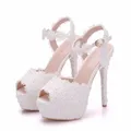 Crystal Queen scarpe da sposa con fiore in pizzo bianco Slip On sandali da sposa tacco alto